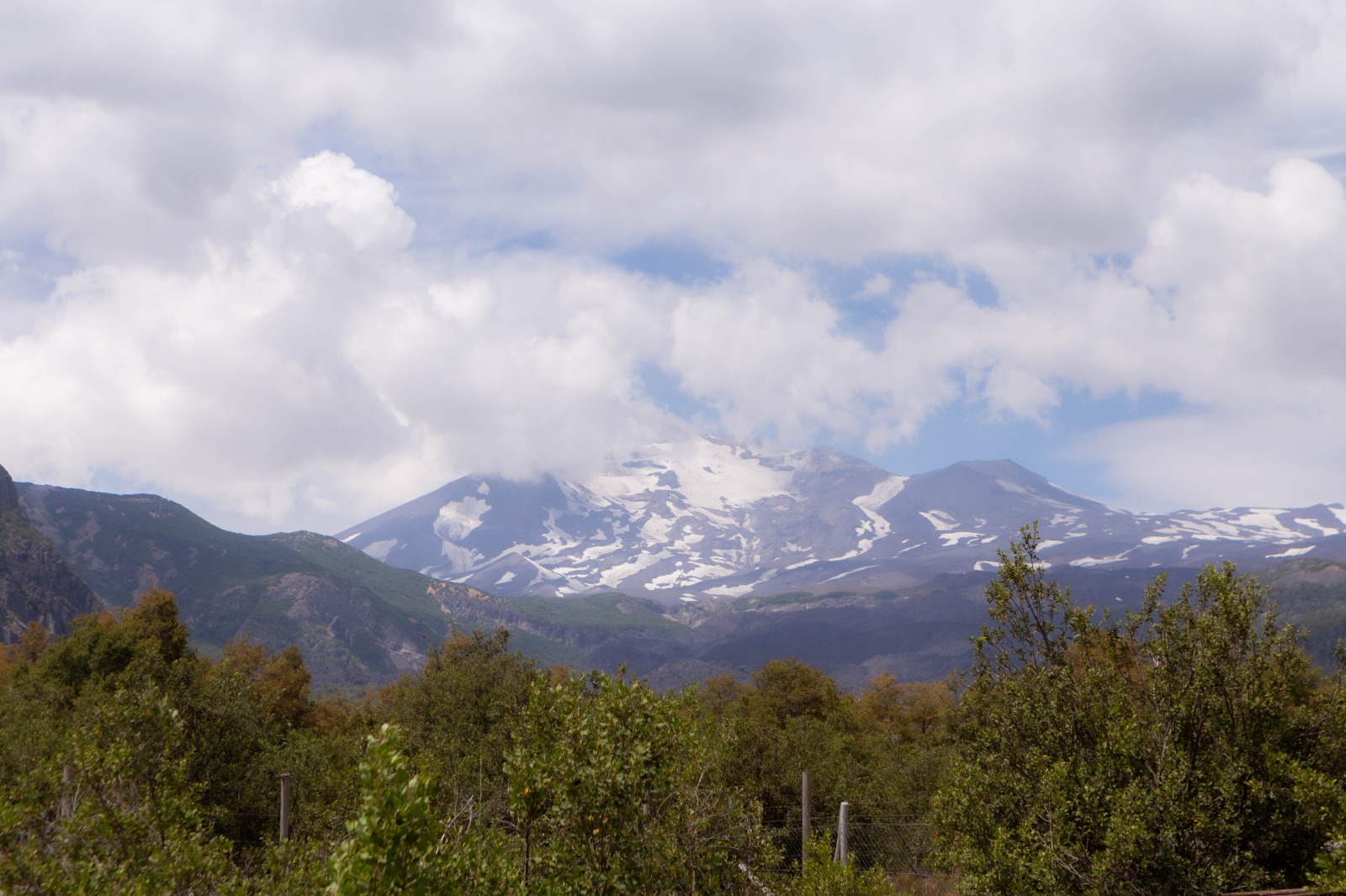Cabañas en Las Trancas - Cabaña exterior con vista a la montaña